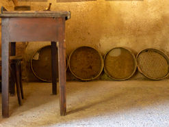 הכנת הקמח לאפיית מצות לפסח במושבה 