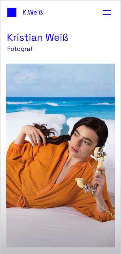 Webdesign-Inspiration in der mobilen Ansicht für die Portfolio-Website eines Fotografen. Zu sehen ist das Foto einer Frau mit braunen Haaren an einem Retro-Telefon.