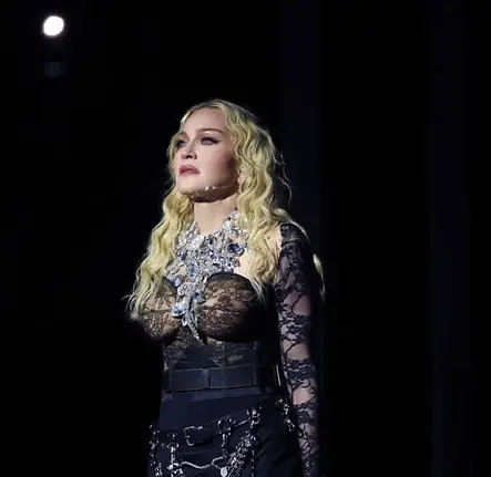 4477465-atualmente-madonna-usa-seu-classico-cab-580x580-2.webp