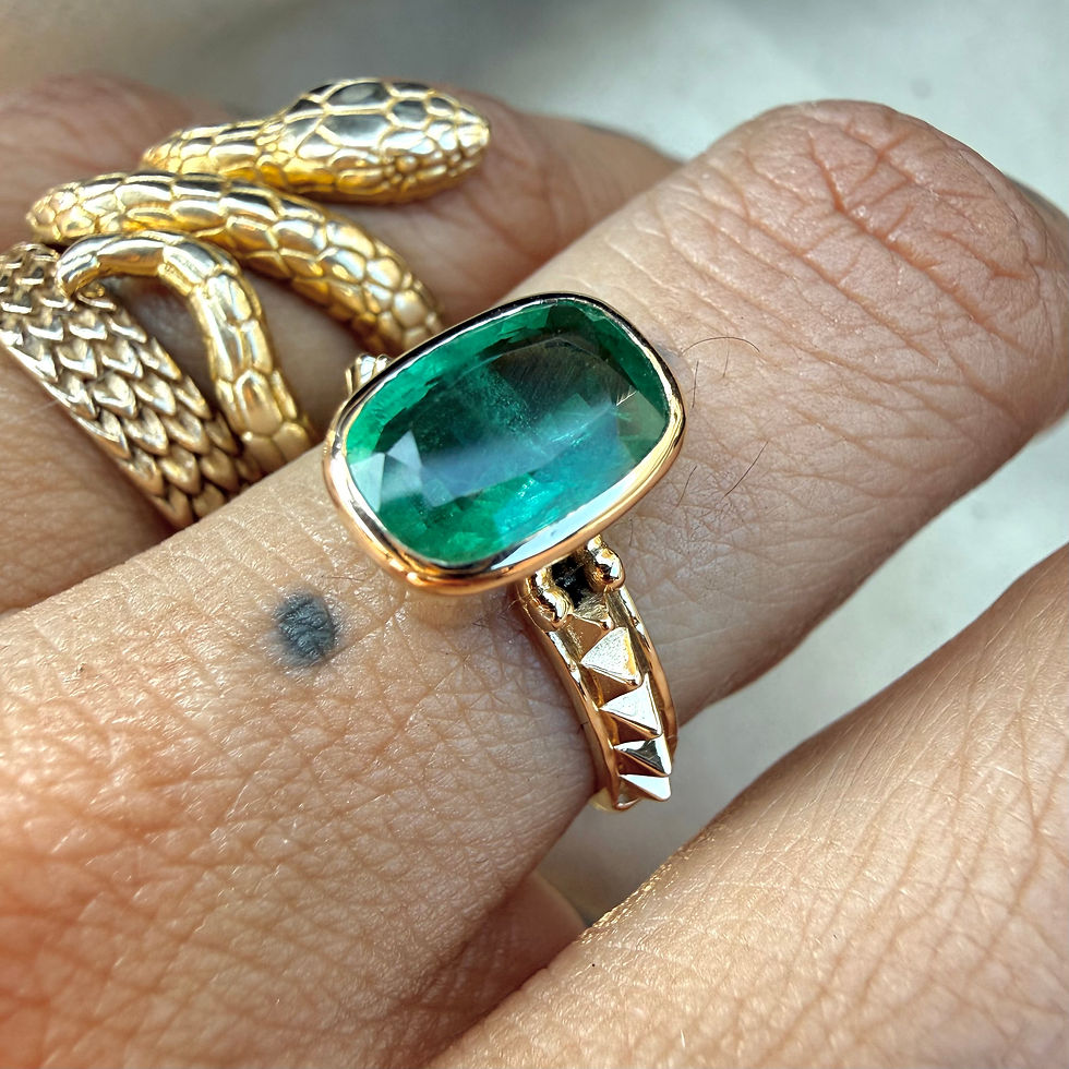 Miniatura: ~AZTECA five~ elongated cushion cut emerald signet
