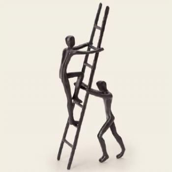 ESCULTURA HOMENS NA ESCADA
