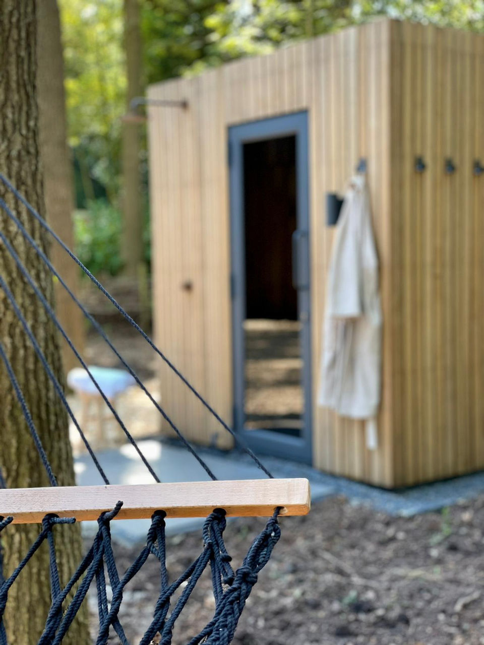 Die Eco Bsvilla Wateren verfügt über eine geräumige Sauna und zwei große Hängematten zum Entspannen. (Innendesign: Fertighaus, Ökohaus, CLT-Holzhaus, skandinavisches Haus, luxuriöses Ferienhaus, Waldhaus, Waldvilla, Naturhaus)