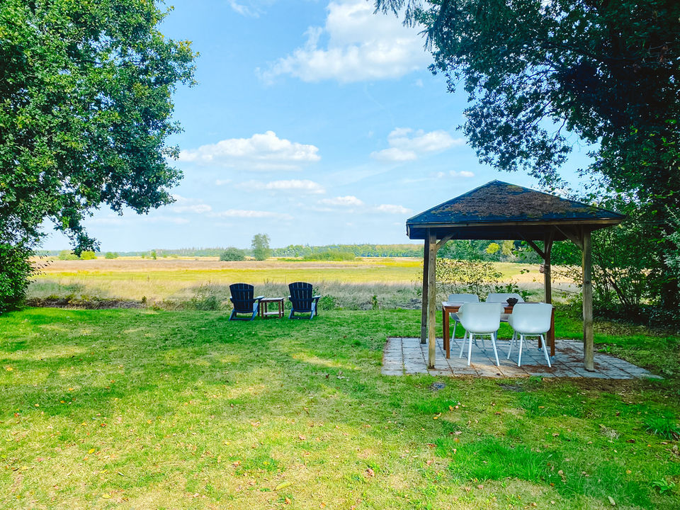 De tuin van het vakantiehuis grenst aan het natuurgebied waar regelmatig reeën te zien zijn