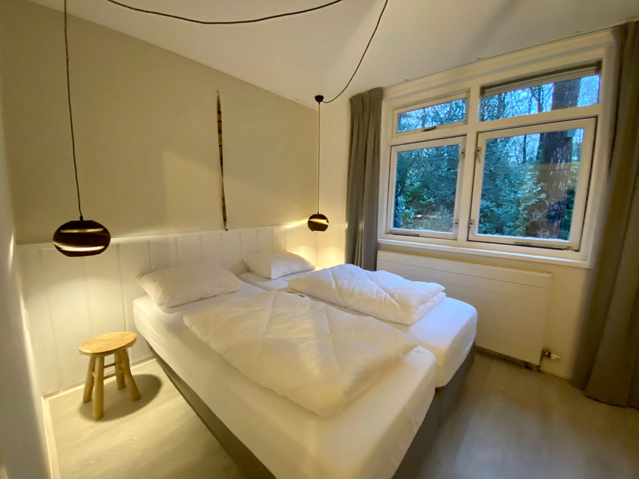 Kwaliteitsbed boxspring van 160x200 met Matt Matrassen met een hor voor de ramen voor een goede nachtrust