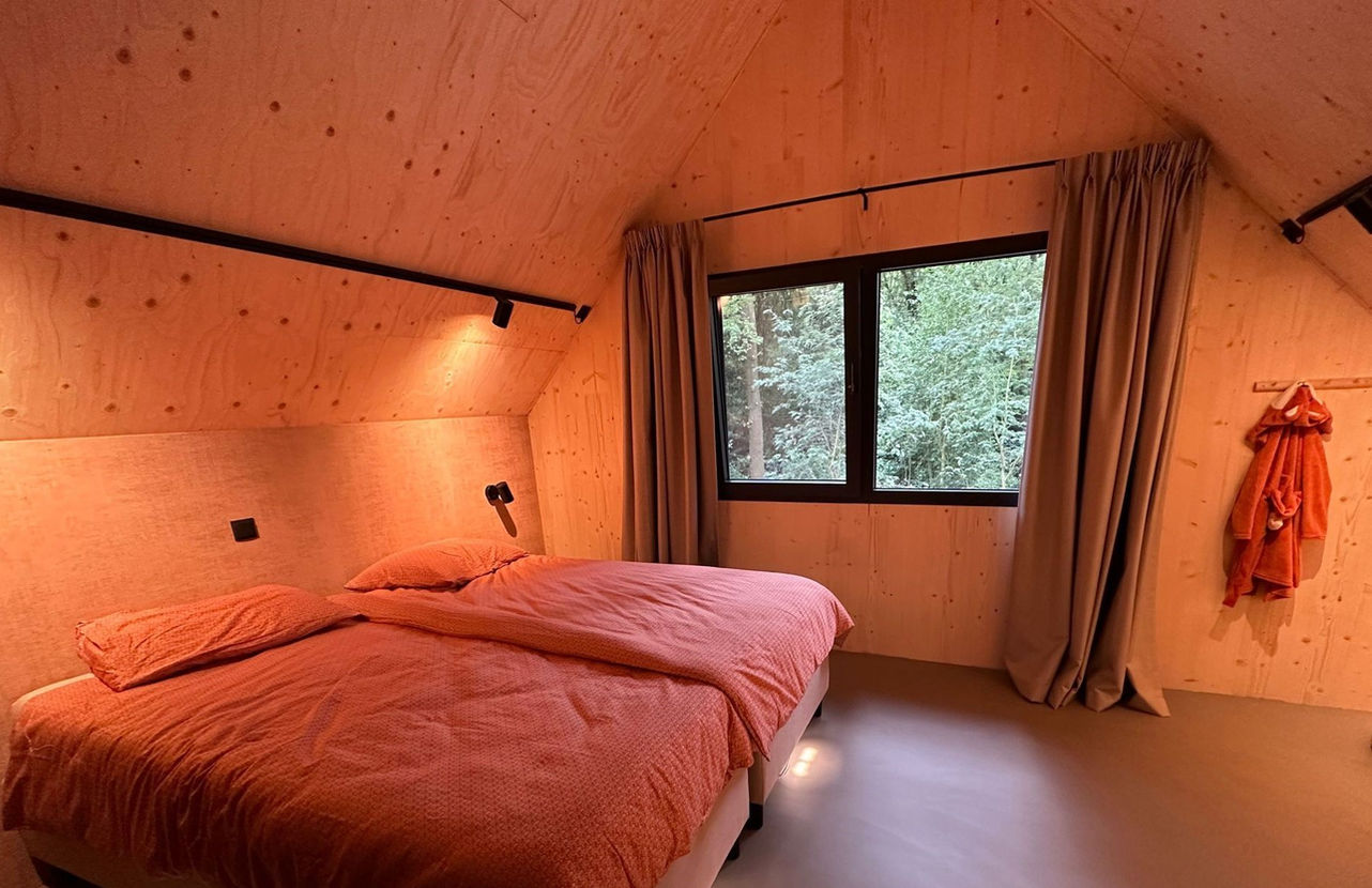 Stijlvolle slaapkamer vakantiehuis Eco Bosvilla Wateren