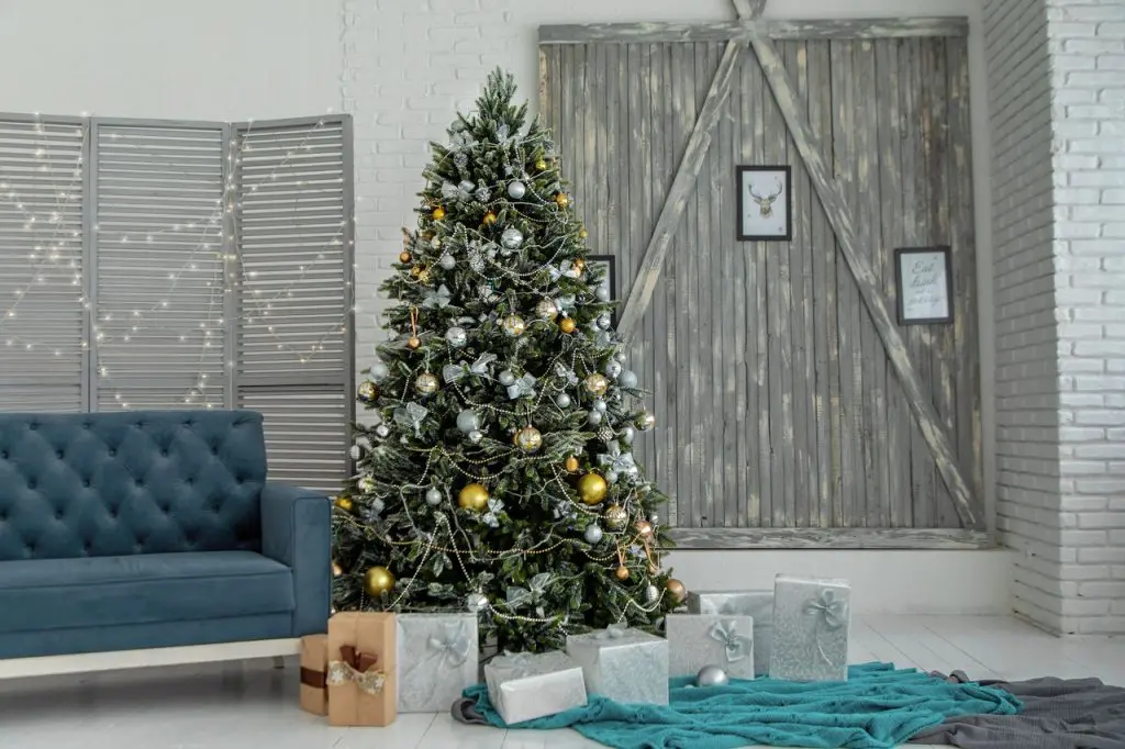 Green-christmas-tree-with-presents-wrapped-in-gray-wrapping-paper-underneath-1024x682.jpg.
