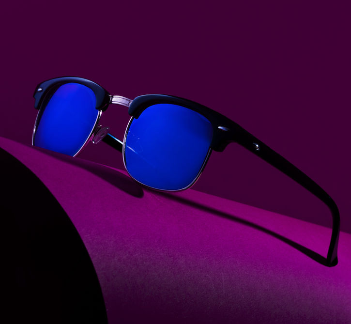 Stylische Sonnenbrille im Clubmaster-Stil mit leuchtend blauen, verspiegelten Gläsern. Perfekter UV-Schutz 400 für den Sommerurlaub. Das moderne Design mit silber-schwarzem Rahmen ist ideal für Damen und Herren, die ein auffälliges und hochwertiges Accessoire suchen.
Produktfoto von Yannik Planta
