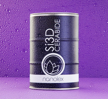 Produktfoto der schwarzen Nanolex Si3D CERABIDE Dose mit Wassertropfen vor violettem Hintergrund, Fotografie Yannik Planta