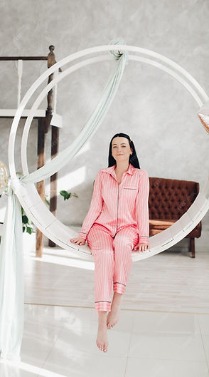 imgi_100_gorgeous-girl-pink-pyjamas-hanging-chair_132075-13669.jpg