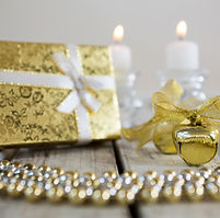 golden-christmas-decoration-wooden-table-with-gift.jpg