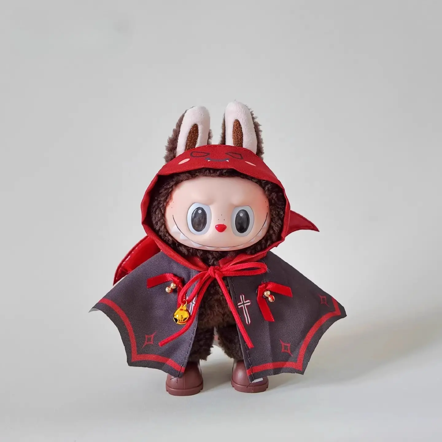 Labubu vêtement démon petit vampire