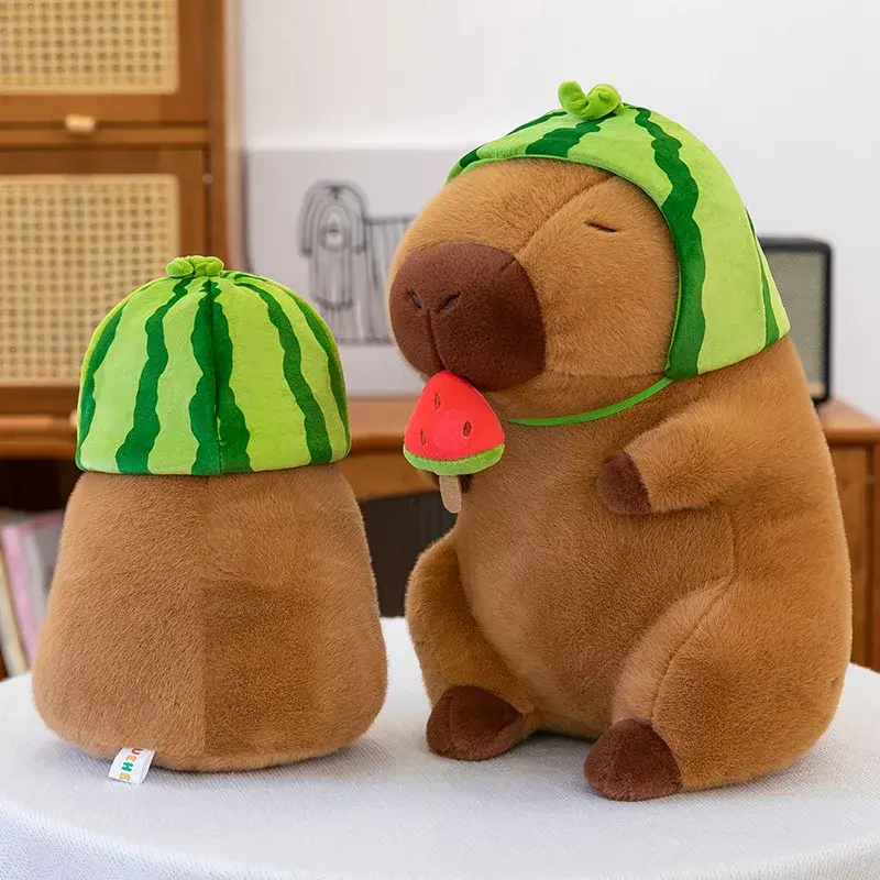 Thumbnail: Choix de 4 Capybara qui mange un melon d'eau avec un melon d'eau sur la tête