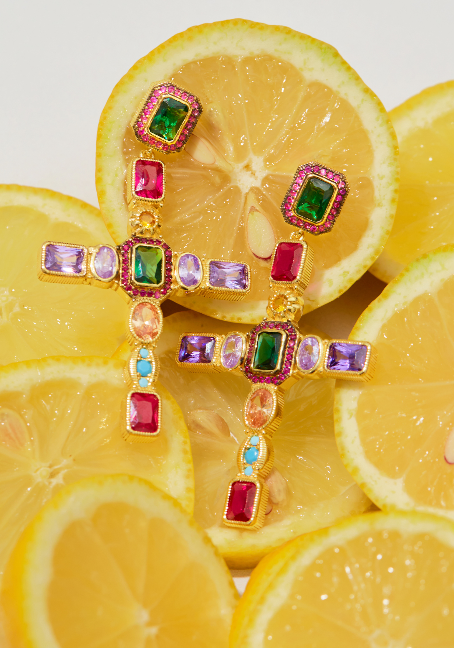 Boucles d'oreilles pendantes en forme de croix colorées sur des citrons Maison Argÿel