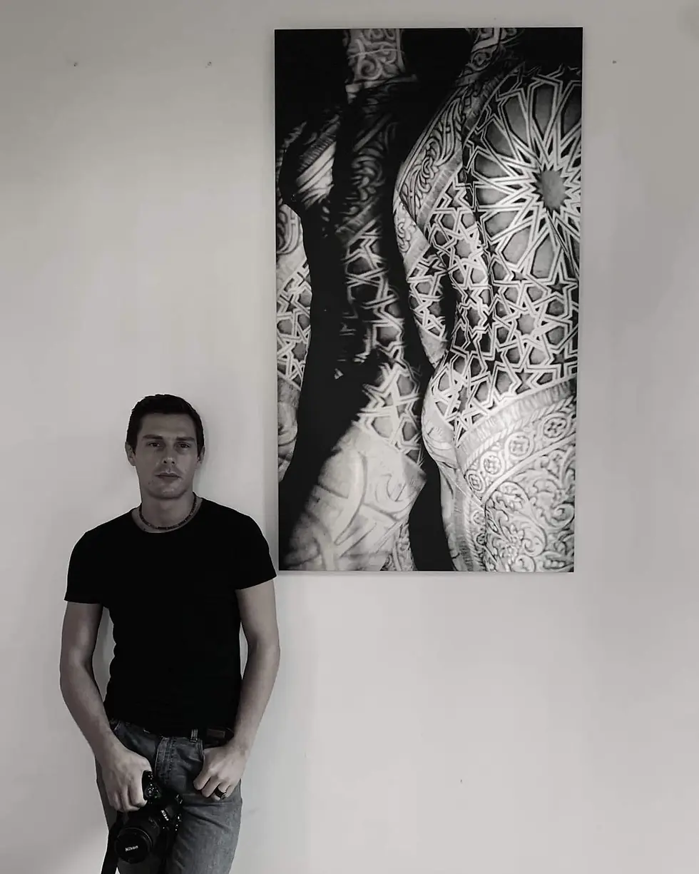 Charly N'doumbe avec son œuvre