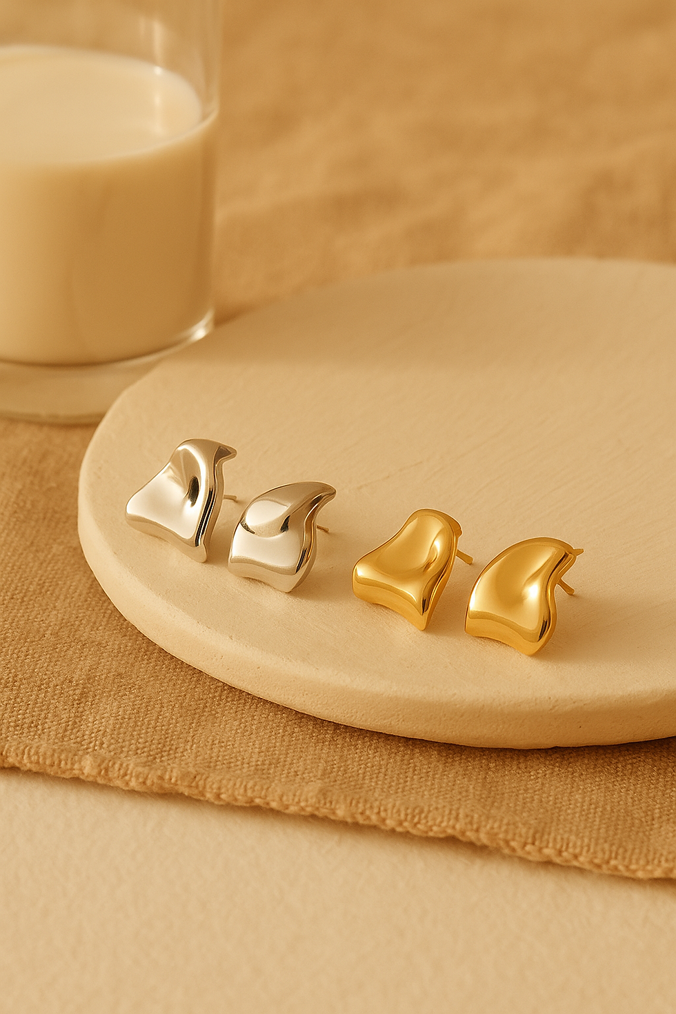 Boucles d'oreilles argentées et dorées. Élégantes boucles d'oreilles bohèmes, Maison Argÿel.