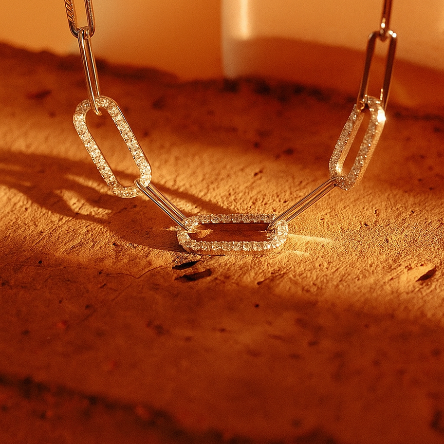 Close-up of Collier « Casual Hollow CZ Chain » – Argent 925 / Zircon on a textured surface