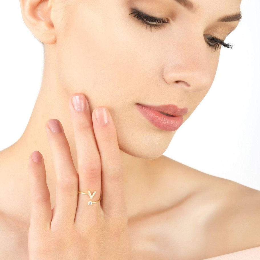 Femme portant une bague initiale C – Doré & Zircons Étincelants Personnalisée Maison Argÿel