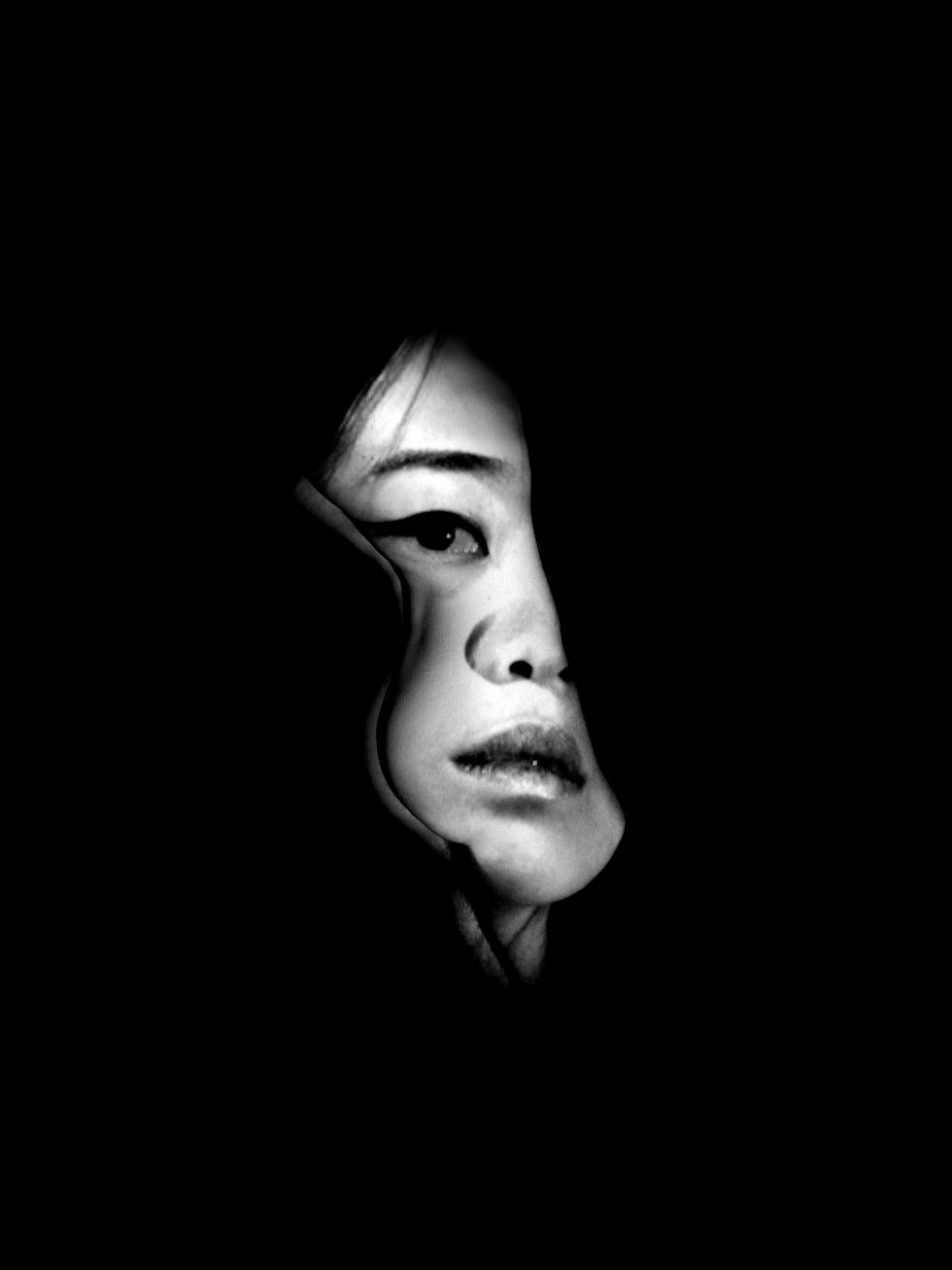 Portrait monochrome, visage féminin mystérieux