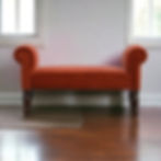 Tehlovočervená zamatová lavica in situ
