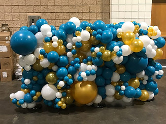 organic-balloon-wall-finished-for-table-
