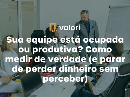 Equipe corporativa analisando indicadores de desempenho em dashboards, com gráficos de produtividade e resultados financeiros