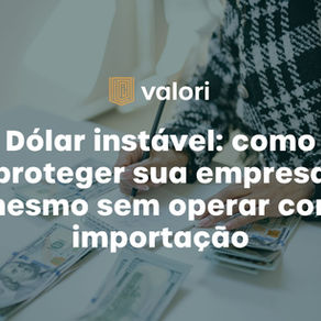 Empresário acompanhando a cotação do dólar em tempo real no notebook enquanto analisa impactos financeiros no seu negócio