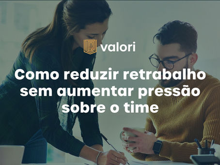 Equipe corporativa alinhando processos e analisando indicadores de produtividade para reduzir retrabalho e aumentar eficiência operacional