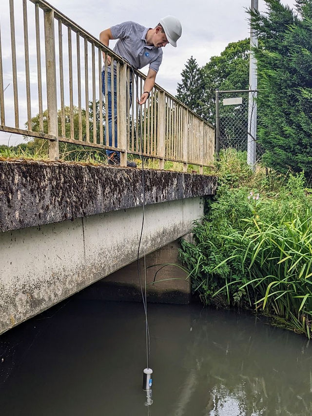 Installing a Olpas watermonitoring sensor in open water