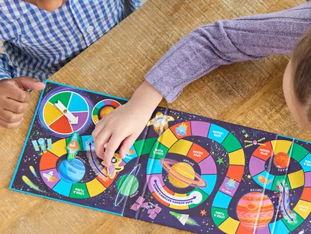 Bambini concentrati mentre giocano insieme a un gioco da tavolo