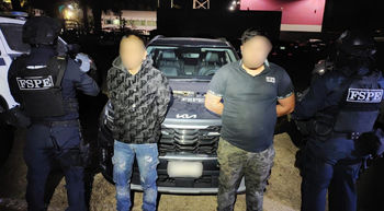 Detienen a dos personas en posesión de unarma de fuego y un vehículo con reporte de robo