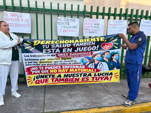 Trabajadores del IMSS protestan en Salamanca por salarios y falta de insumos.