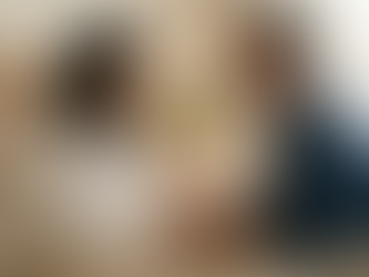 זוג יושב במיטה ומדבר בכנות תוך החזקת ידיים – תקשורת פתוחה על מיניות בזוגיות