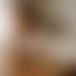 אישה יושבת לבדה ליד שולחן מטבח בשעות הבוקר המוקדמות, מביטה בטלפון ללא הודעה – ביטוי לשתיקה כעונש ולאובדן חברות קרובה.