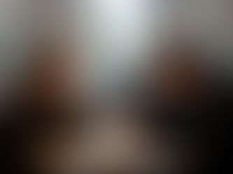 זוג ישראלי יושב בבית קפה בניו יורק על רקע גורדי שחקים. הבחורה משוחחת בטלפון בחרדה והבחור מביט מטה בעצב ודאגה.