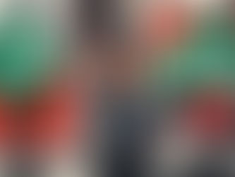 גבר עם הבעת פנים מהורהרת עומד בצומת עירוני סואן, מוקף בשלטי "YES" ו-"NO", מסמל את המאבק הפנימי בקבלת החלטות ובהצבת גבולות.