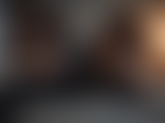 זוג יושב גב אל גב במיטה, מבטא ריחוק וניתוק רגשי בזוגיות