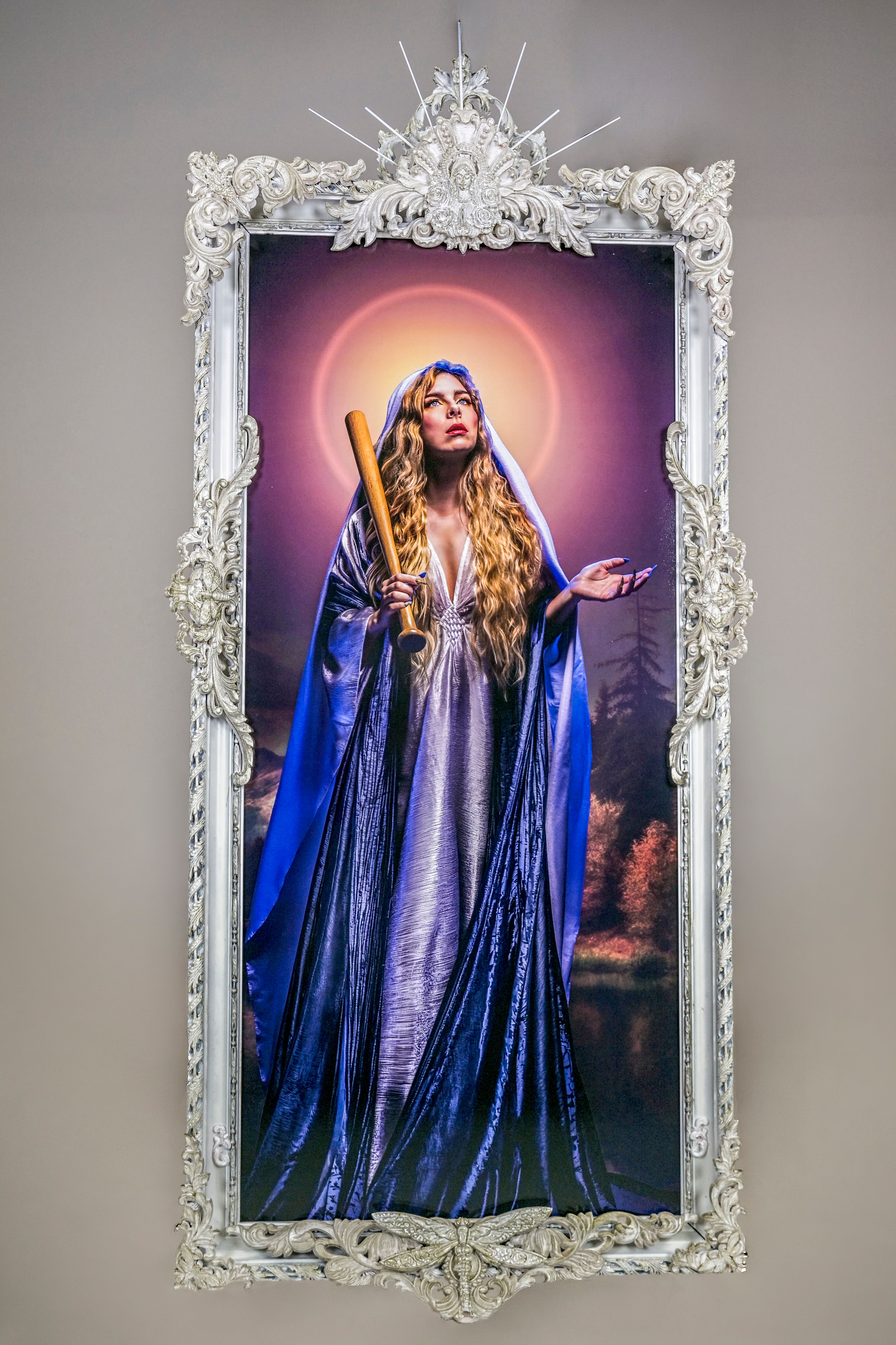 Sculpture contemporaine d'une vierge Marie tenant une batte de baseball, symbole de résistance et de lutte pour les droits.