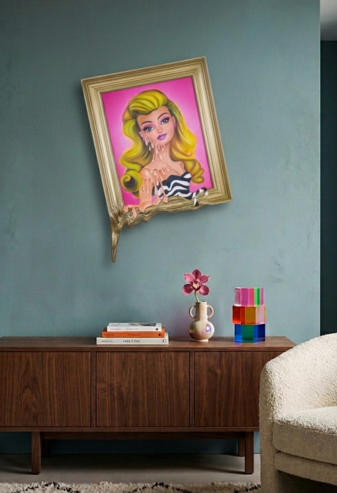 Miniature : simulation intérieur Peinture sur toile d'une Barbie blonde stéréotypée en maillot de bain qui fond, encadrée par un cadre do