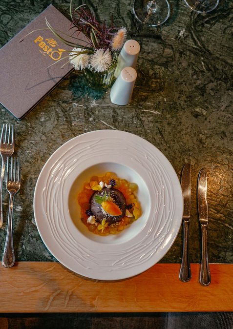 Elegantes Abendessen im Hotel Alte Post: raffiniertes Gericht, stilvolles Ambiente