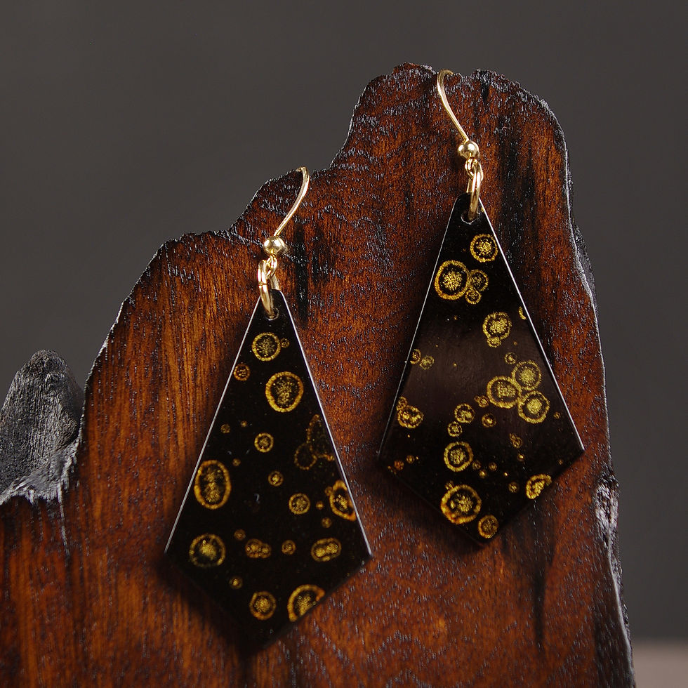 Thumbnail: Geometric rhombus dangle earrings with Flowing Gold lacquer pattern on black