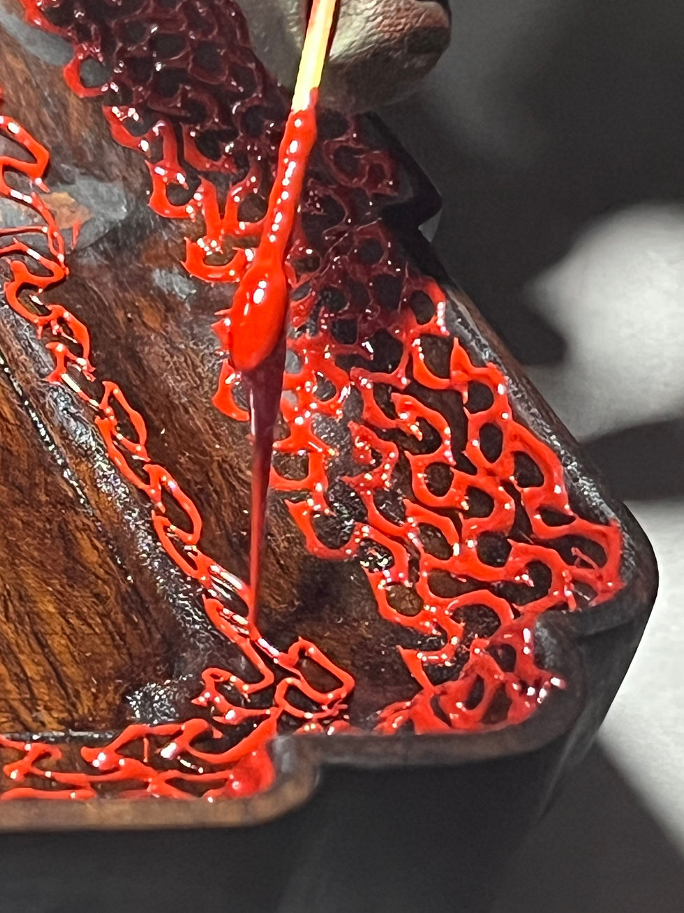 Artisan applying red lacquer with a toothpick, Xipi lacquer mounding process, Chong series