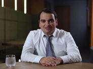 Կա՛մ ծնկի ենք գալիս ու մնում վաղեմի հակառակորդի հույսին, կա՛մ ուշքի ենք գալիս, սկսում ենք վերակառուցել մեր երկիրը. Նարեկ Կարապետյան