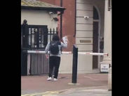 ԼՈՆԴՈՆՈՒՄ ԹՈՒՐՔԻԱՅԻ ՀՅՈՒՊԱՏՈՍԱՐԱՆԻ ԴԻՄԱՑ ԱՆՀԱՅՏ ԱՆՁԸ ՂՈՒՐԱՆ Է ԱՅՐԵԼ