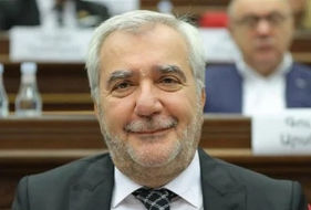 «Ժողովուրդ». Անդրանիկ Քոչարյանը փորձում է ապացուցել, որ «խառնակիչ» չէ. սիրաշահում է թիմակիցներին