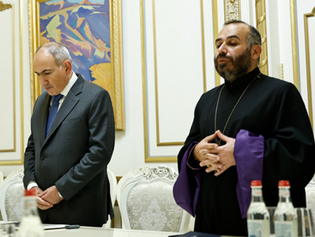 «Բանտված են քո եղբայրները, իսկ դու փափկության մեջ սիգարետ ես վայելում». Տեր Զարեհը հարց է ուղղել տիրադավ Արման Սարոյանին՝ չի ամաչո՞ւմ