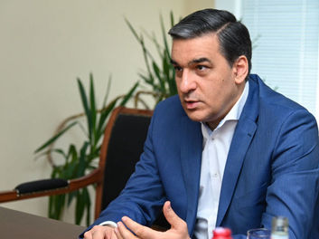 Երկու 18 տարեկան դպրոցականներից հարգանք են պահանջում նրանք, ովքեր եկեղեցում հարգանք չեն դրսևորել տասնյակ հավատացյալների նկատմամբ․ Արման Թաթոյան