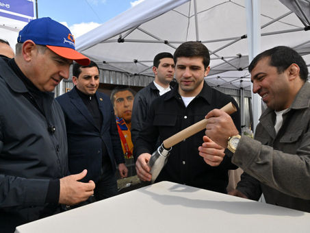 Փաշինյանը ներկա է գտնվել Մալխաս և Ռոման Ամոյանների անվան նոր մարզադպրոցի հիմնարկեքի արարողությանը