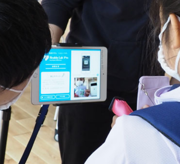 小学校で体調管理のDXシステムを使っている様子