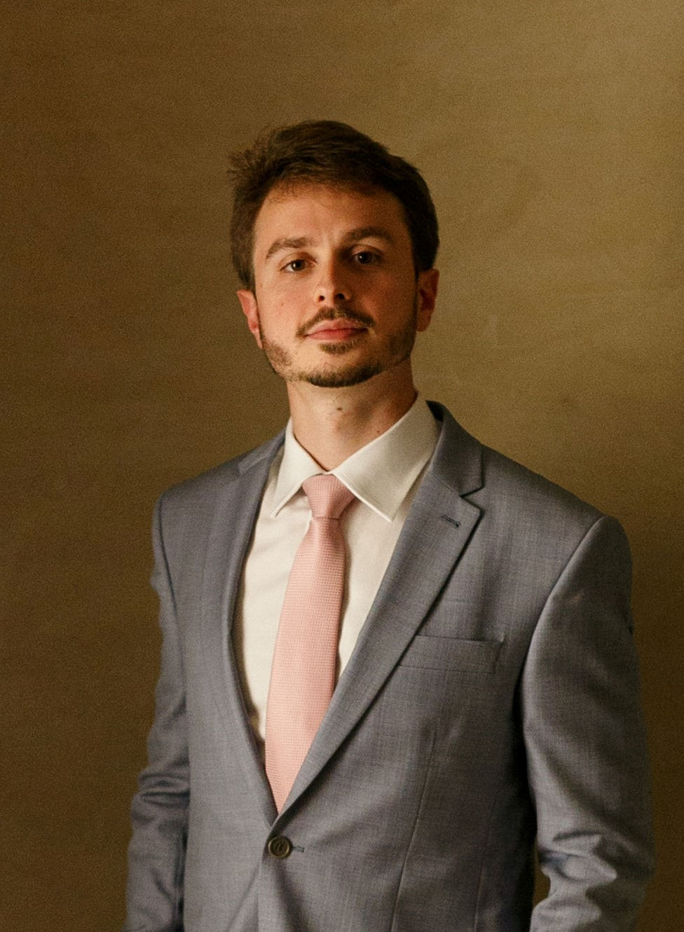 Homem de roupa social