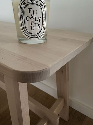 Foto van een kaars op een kleine bank